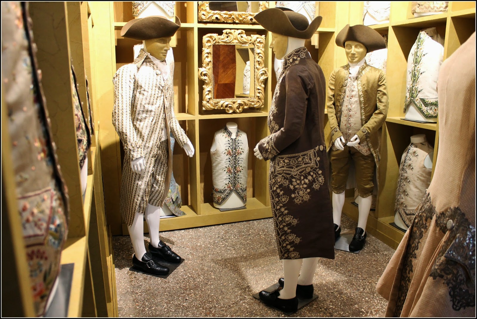 A Palazzo Bianco in mostra gli abiti maschili e femminili del Settecento 