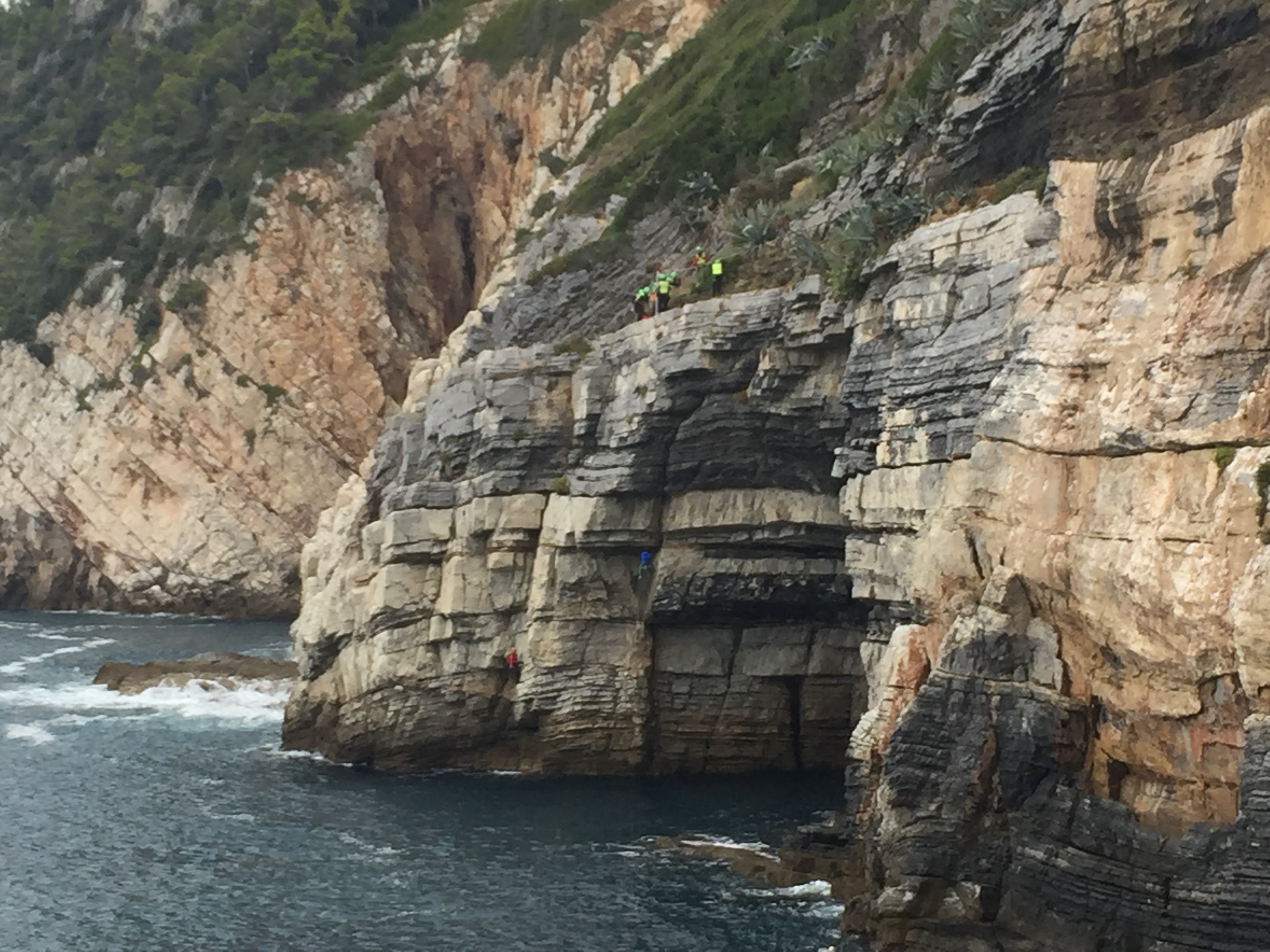 Portovenere, esercitazione a picco sul mare con Soccorso Alpino e Guardia Costiera
