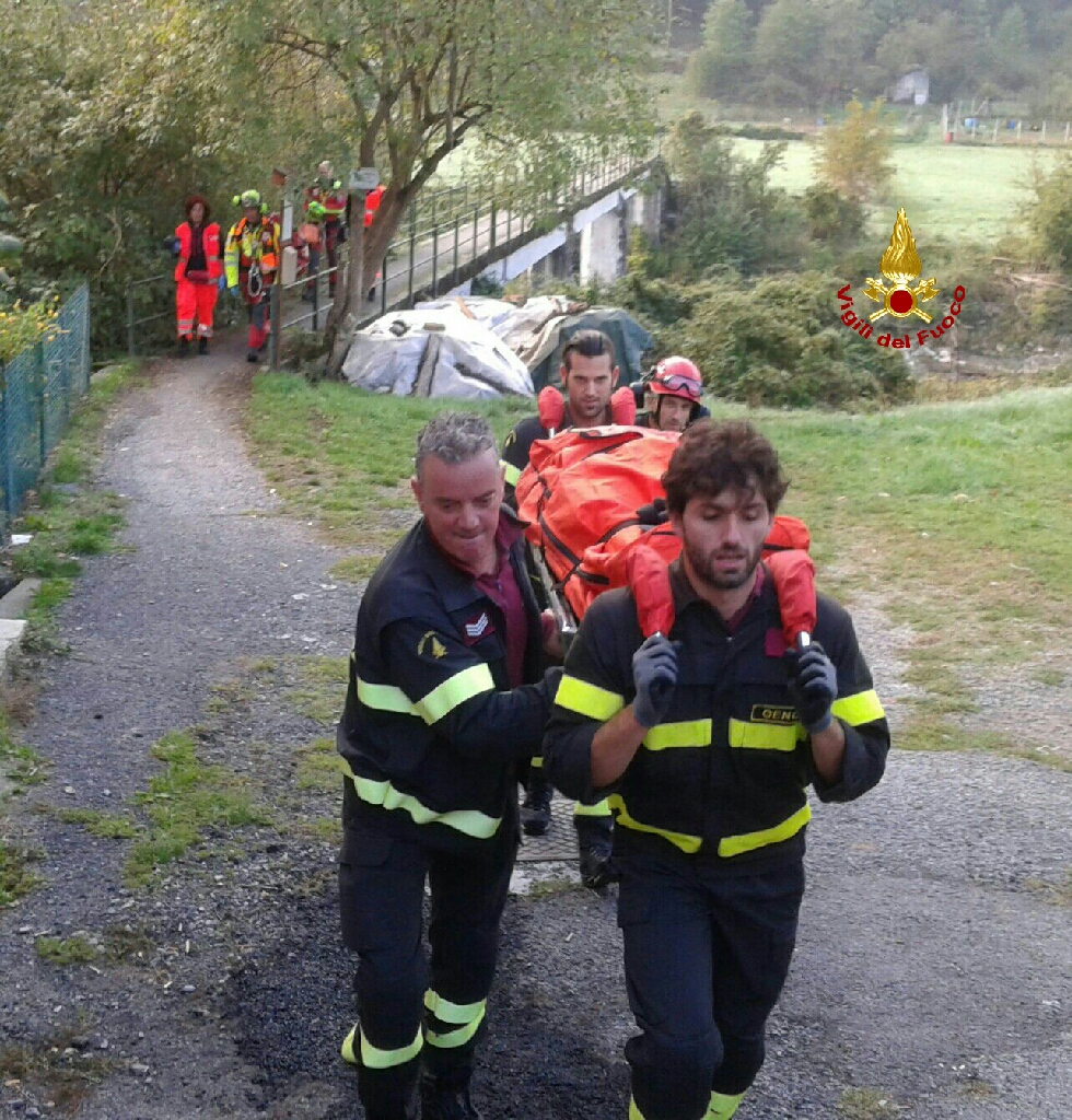Escursioni, l'elicottero dei vigili del fuoco recupera una donna e un fungaiolo