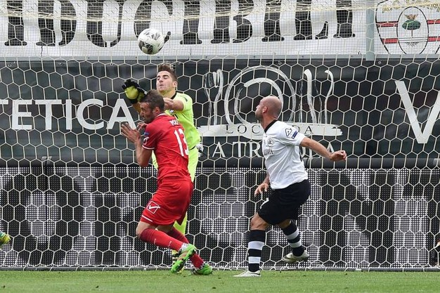 L'Entella strappa un punto a Bari, il Carpi rovina la festa allo Spezia