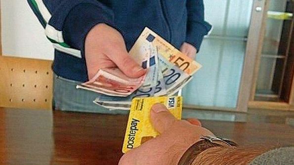 Vende pneumatici ma non li possiede: scoperto un truffatore seriale 