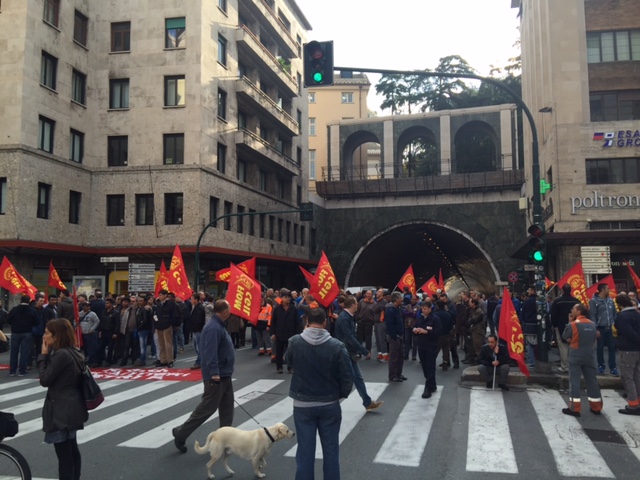 Riparazioni navali, protesta dei lavoratori. Scontro in consiglio, poi il voto unanime