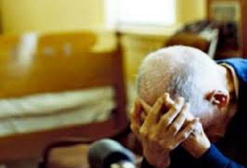 Moglie e figliastra lo raggirano, 85enne truffato a Genova