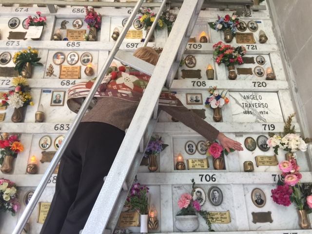 A Sestri Ponente il cimitero dei paradossi: le scale non consentono di mettere fiori