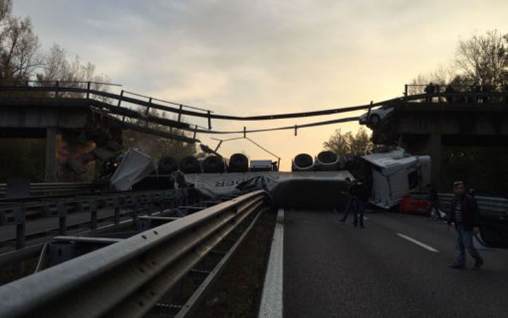 Crollo cavalcavia, aperta inchiesta per disastro 