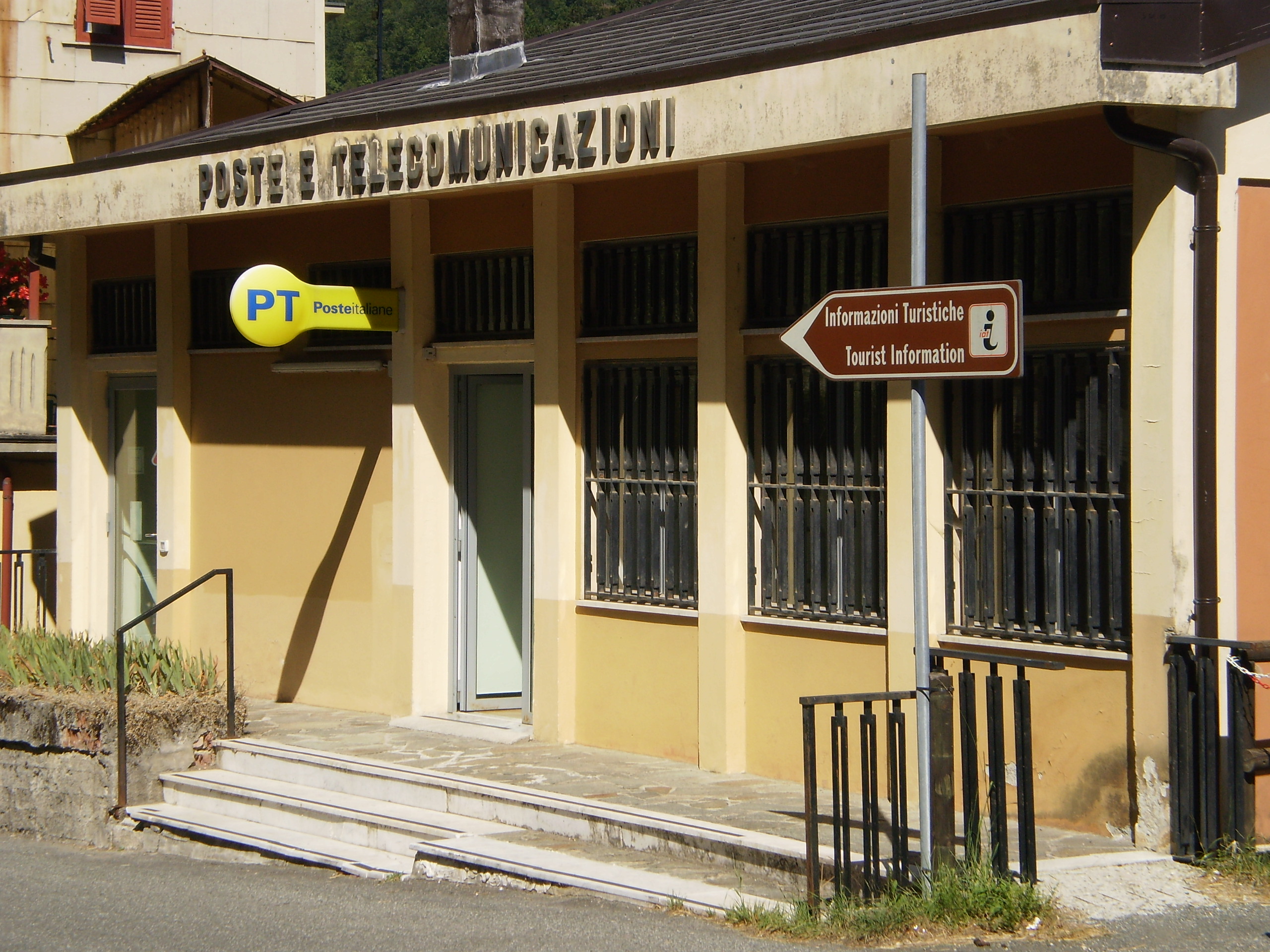 Crolla il tetto delle Poste di Rezzoaglio: chiuse per festa, nessun ferito