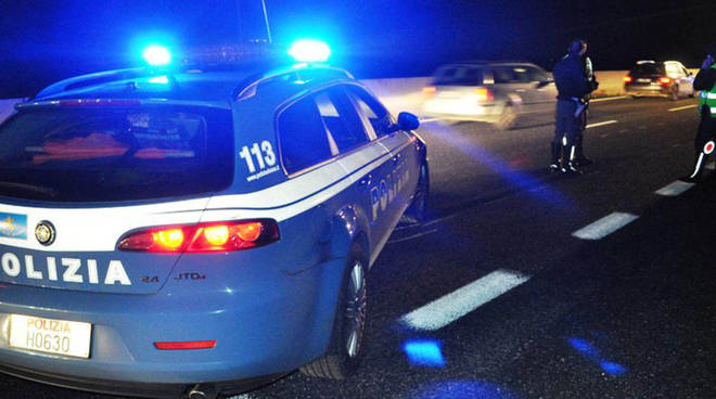Auto della Polizia sbanda sulla pioggia, due agenti finiscono in ospedale
