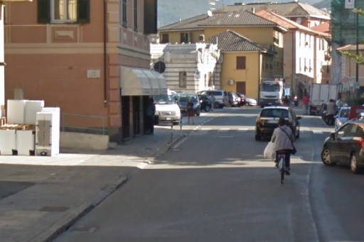 L'asfalto cede in via Piacenza, effetto domino sui motorini parcheggiati
