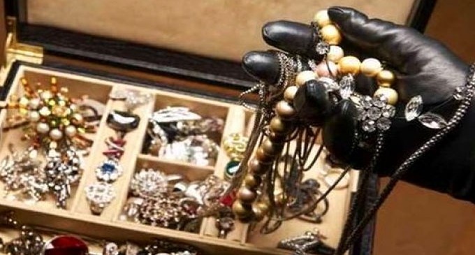 Rapinò un rappresentante di gioielli in Olanda, arrestato a La Spezia 