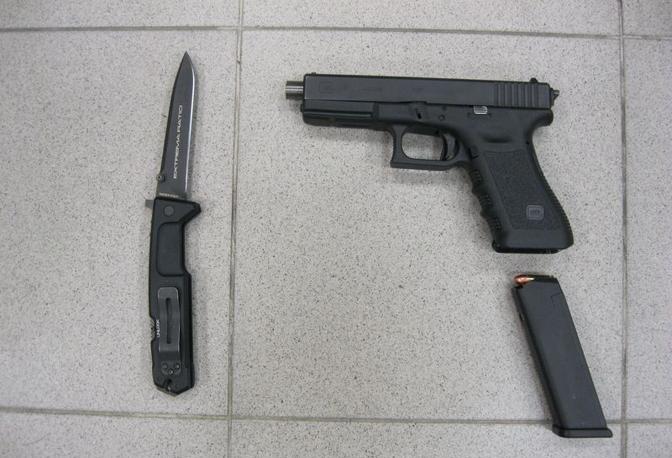 Trovate pistole e coltelli in casa di un militante di estrema destra
