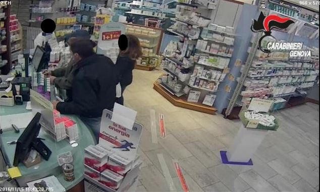 Due fratelli rapinano una farmacia a San Fruttuoso: 