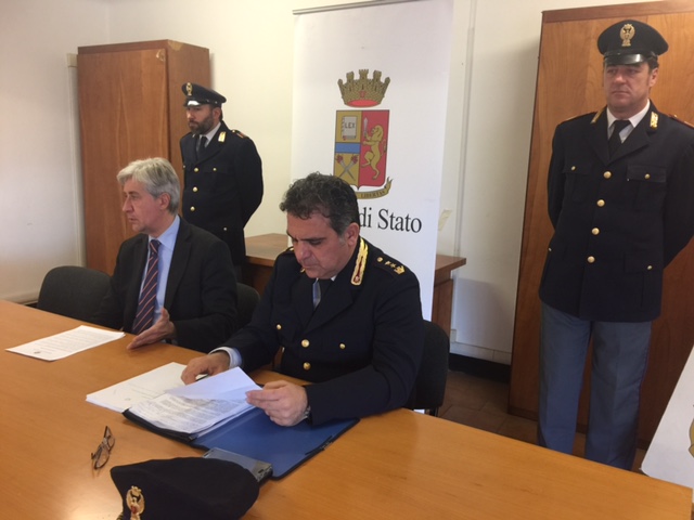 Arrivare in Inghilterra con 10 mila euro: il 'kit del clandestino' della band di falsari