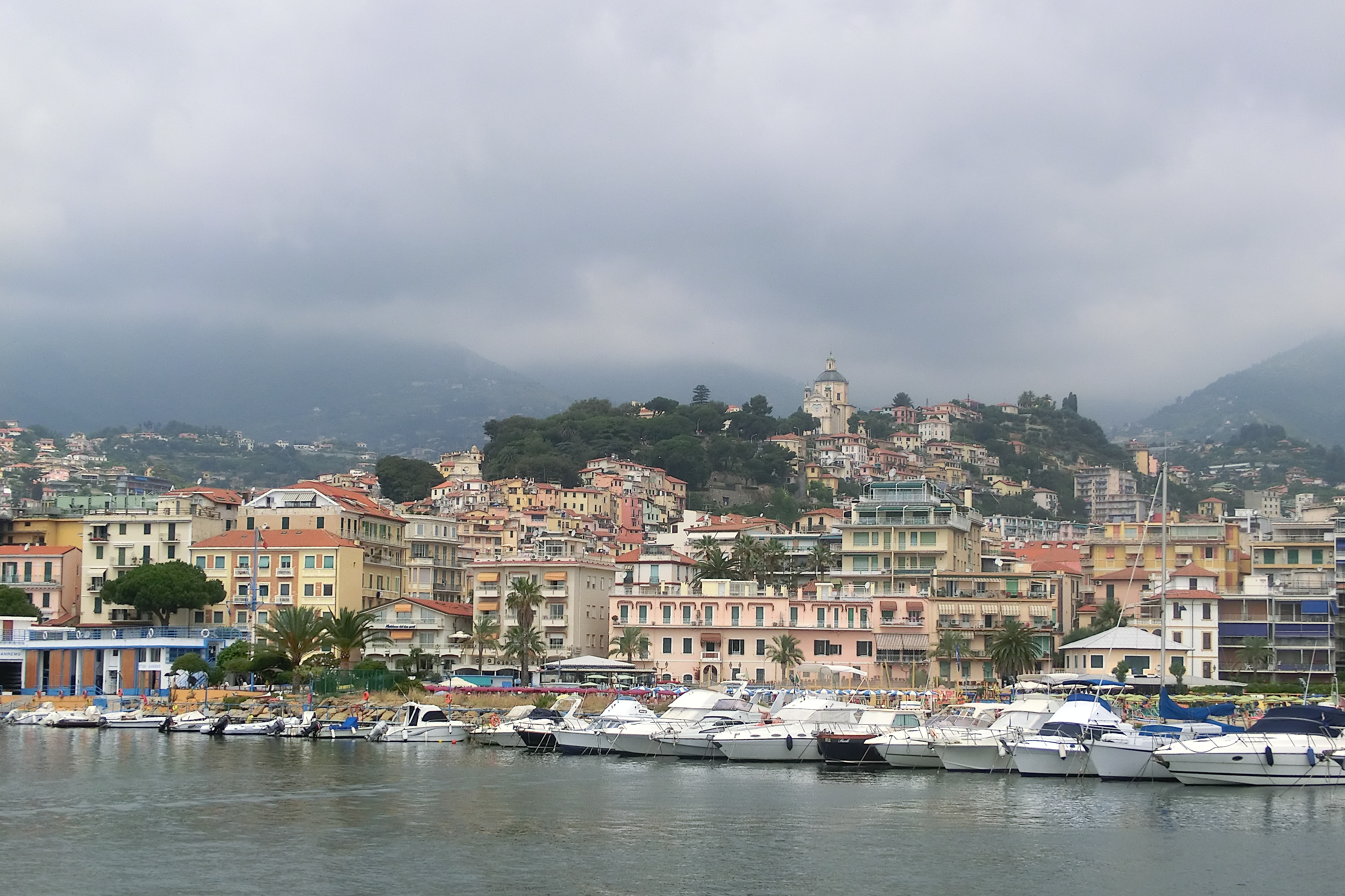 Auto contromano in corso Garibaldi a Sanremo