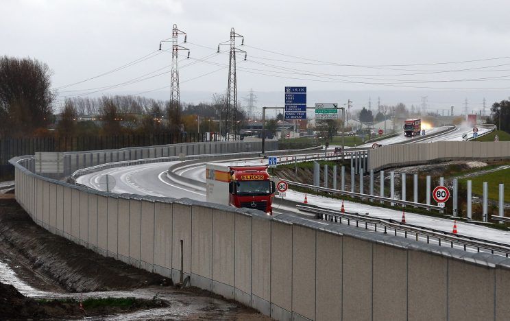 Calais, finiti lavori per la costruzione del muro anti-migranti