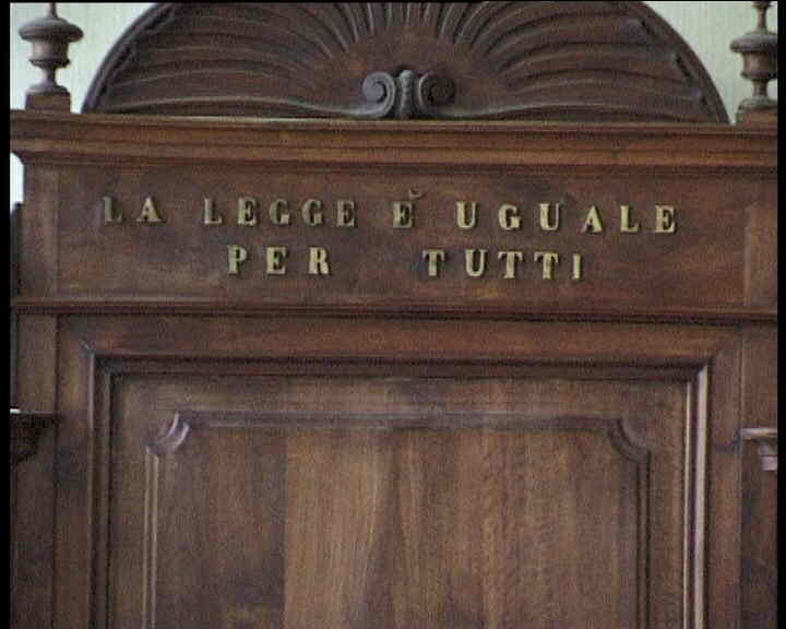 Estorsione e incendio, manette a un avvocato e altre 2 persone