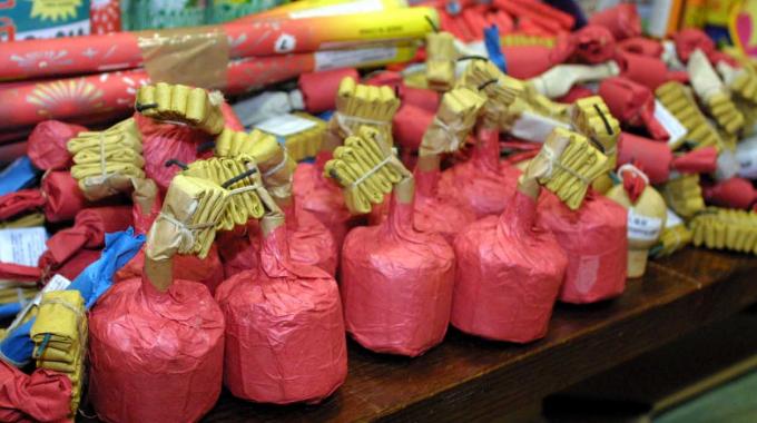 Botti, denunciato tre giorni fa mette in vendita altri fuochi illegali