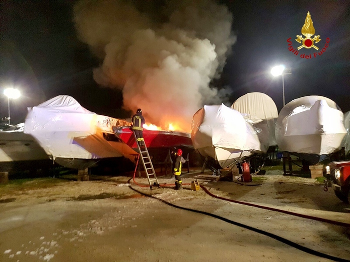 Fiamme distruggono un motoscafo in secca a Fiumaretta