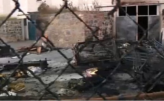 Fiamme nella notte in un deposito di mobili