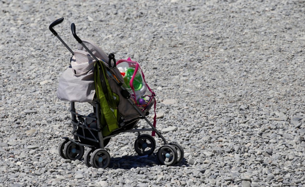 Dimenticano la bimba per strada, poi la ritrovano dai Carabinieri 