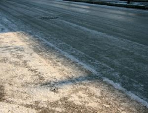 Si rompe tubo dell'acqua in via Borzoli e l'asfalto si ghiaccia  