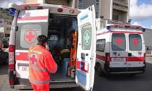 Cade dal quarto piano mentre lava i vetri, muore un pensionato di 82 anni