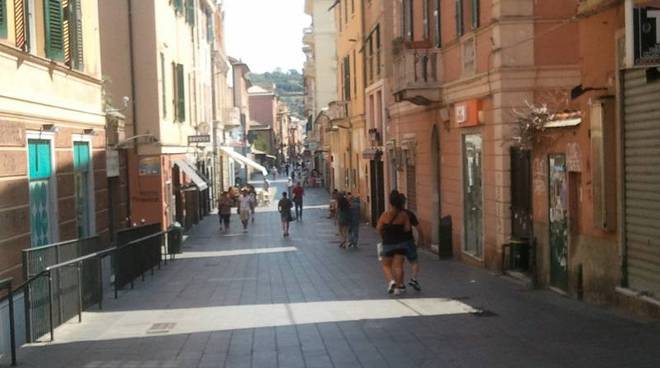 Saldi: due poliziotte fuori servizio arrestano un ladro in via Sestri