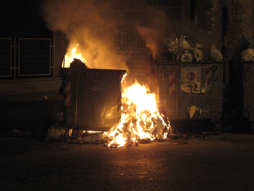 Cassonetto in fiamme a Savona
