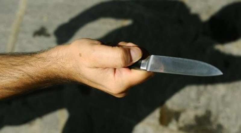 Rapinato in via Gramsci, inseguito e accoltellato alla gola sul bus