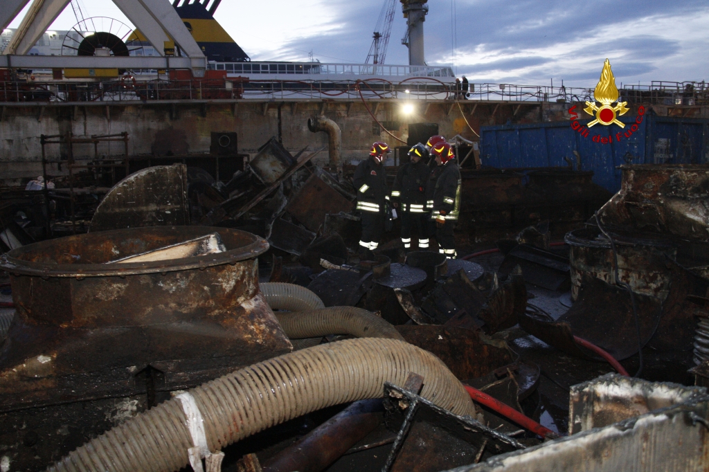 Incendio sul relitto della Concordia, evacuati tutti gli operai a bordo