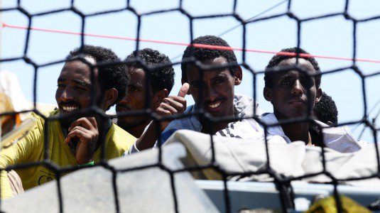 Migranti, fermato furgone con 41 persone a bordo: un arresto 