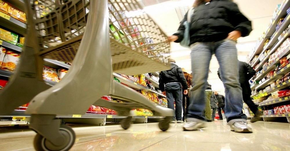 Tentato furto nel supermercato, finanziere interviene: aggredito