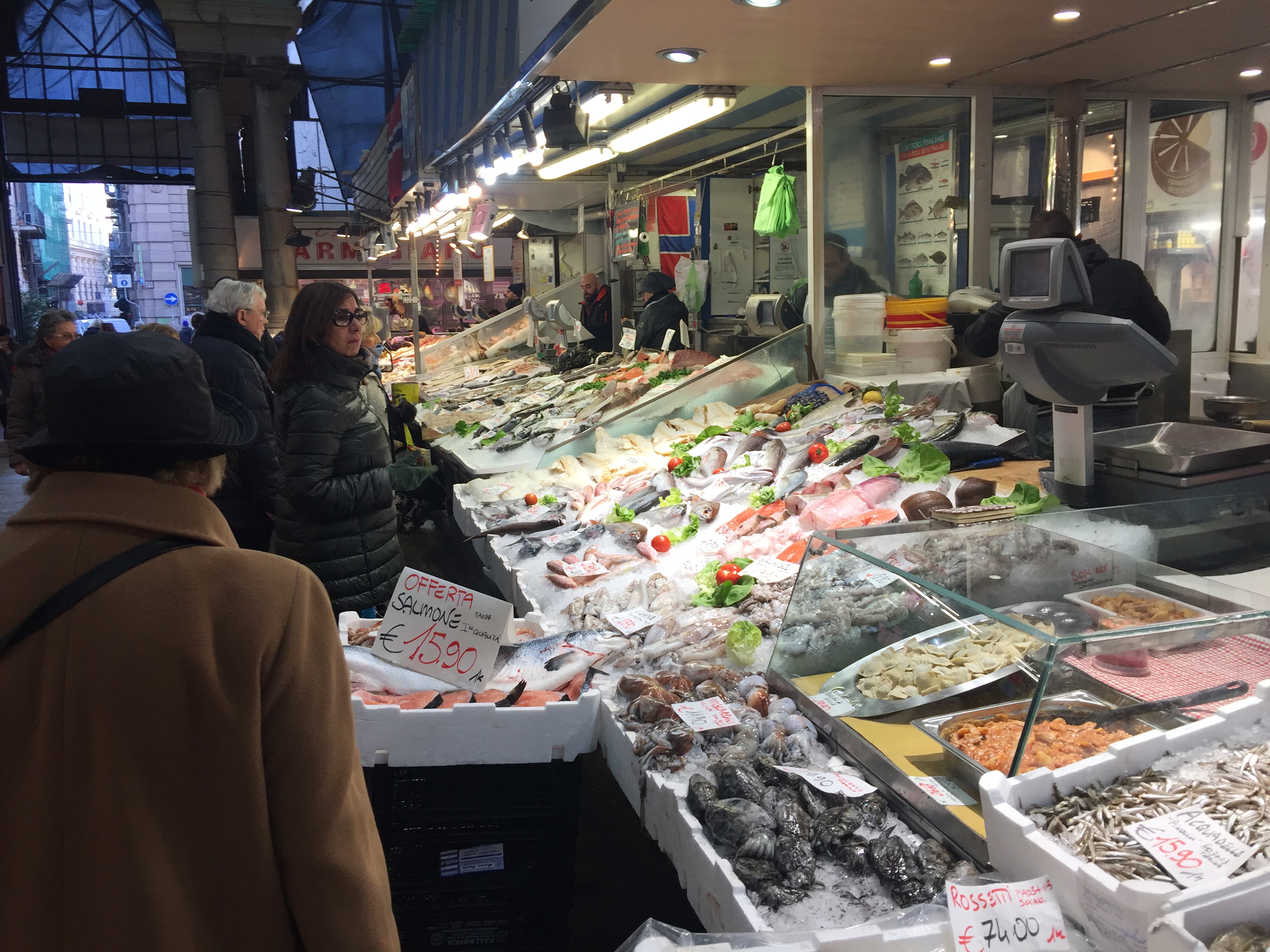 A Genova scoppia la guerra del pesce: ora si rischia l'impennata dei prezzi