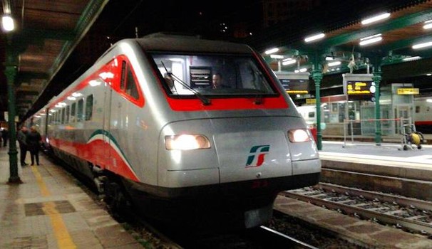 https://www.primocanale.it/materialiarchivio/immagininews/20170129134154-treno_freccia.jpg