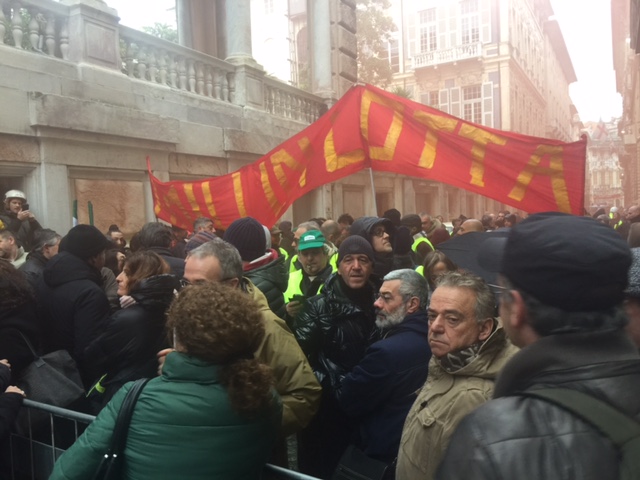 Amiu-Iren, Palazzo Tursi blindato: delibera al voto, doppia protesta