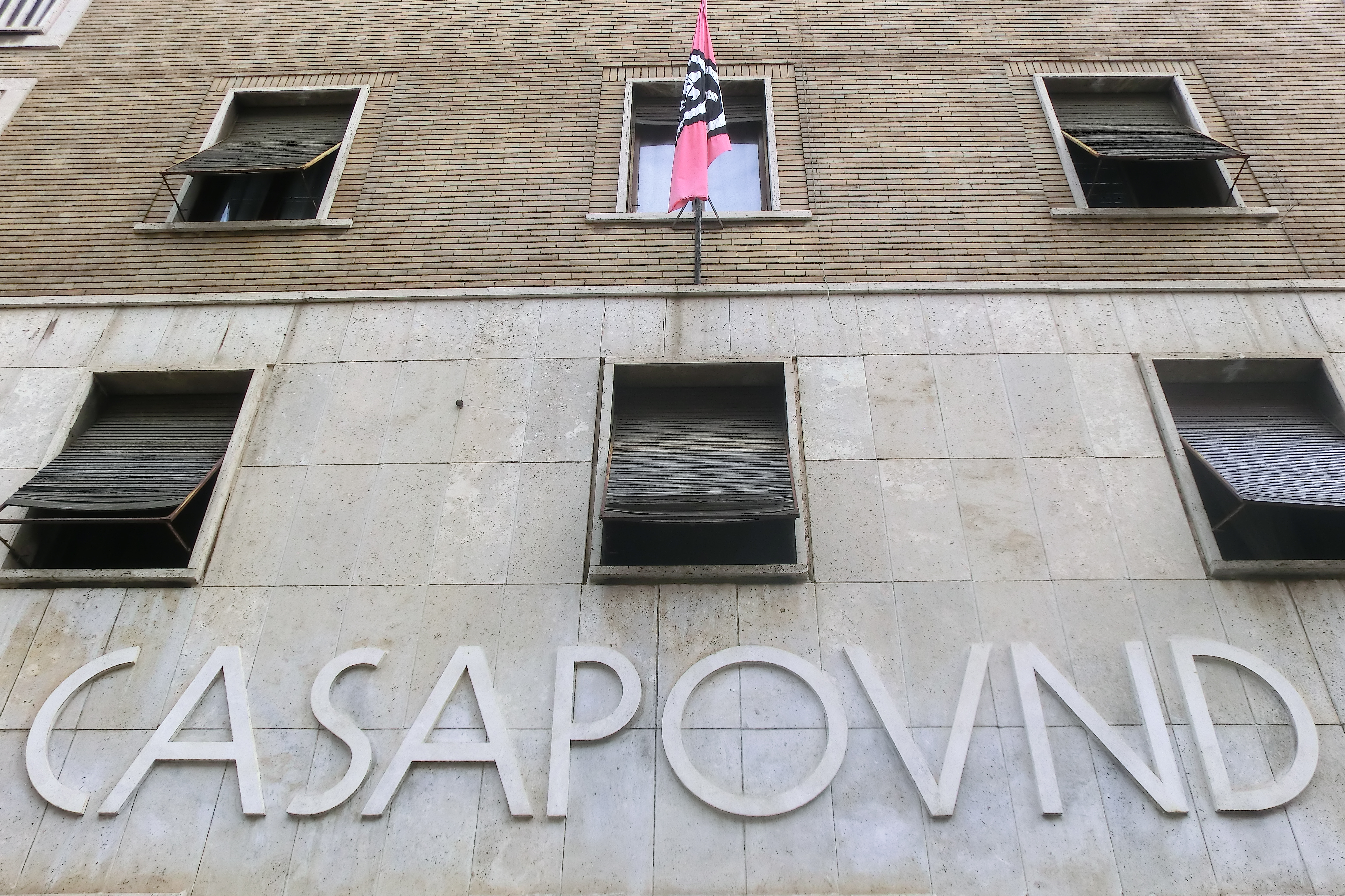 Casapound chiude fuori i giornalisti per paura di domande 'scomode'