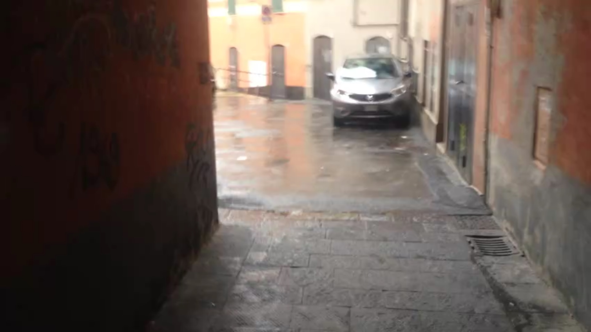 Coppia aggredita in centro storico: lei incinta, accerchiati e derubati