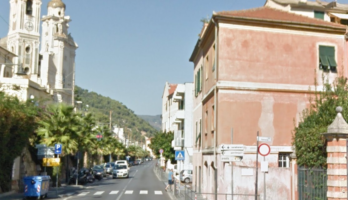 Si schianta con lo scooter, scagliata contro una palma: morta sul colpo