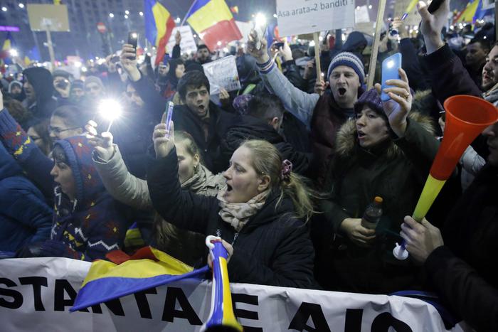 Romania, 200mila in piazza ma il premier: 