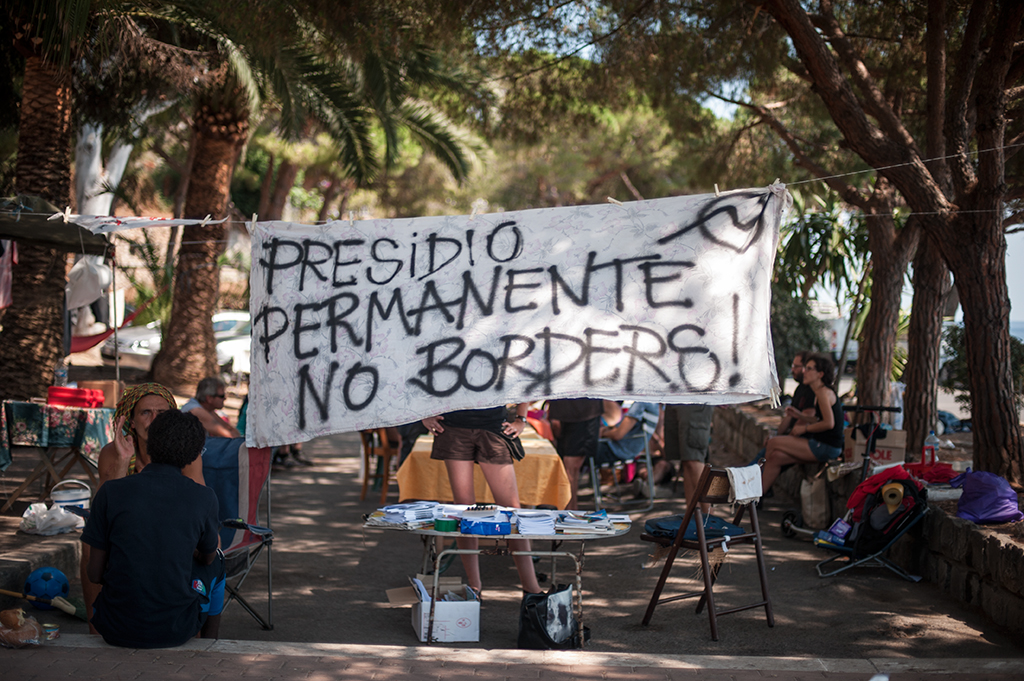 Portava in Francia cinque migranti: no borders a processo, protesta