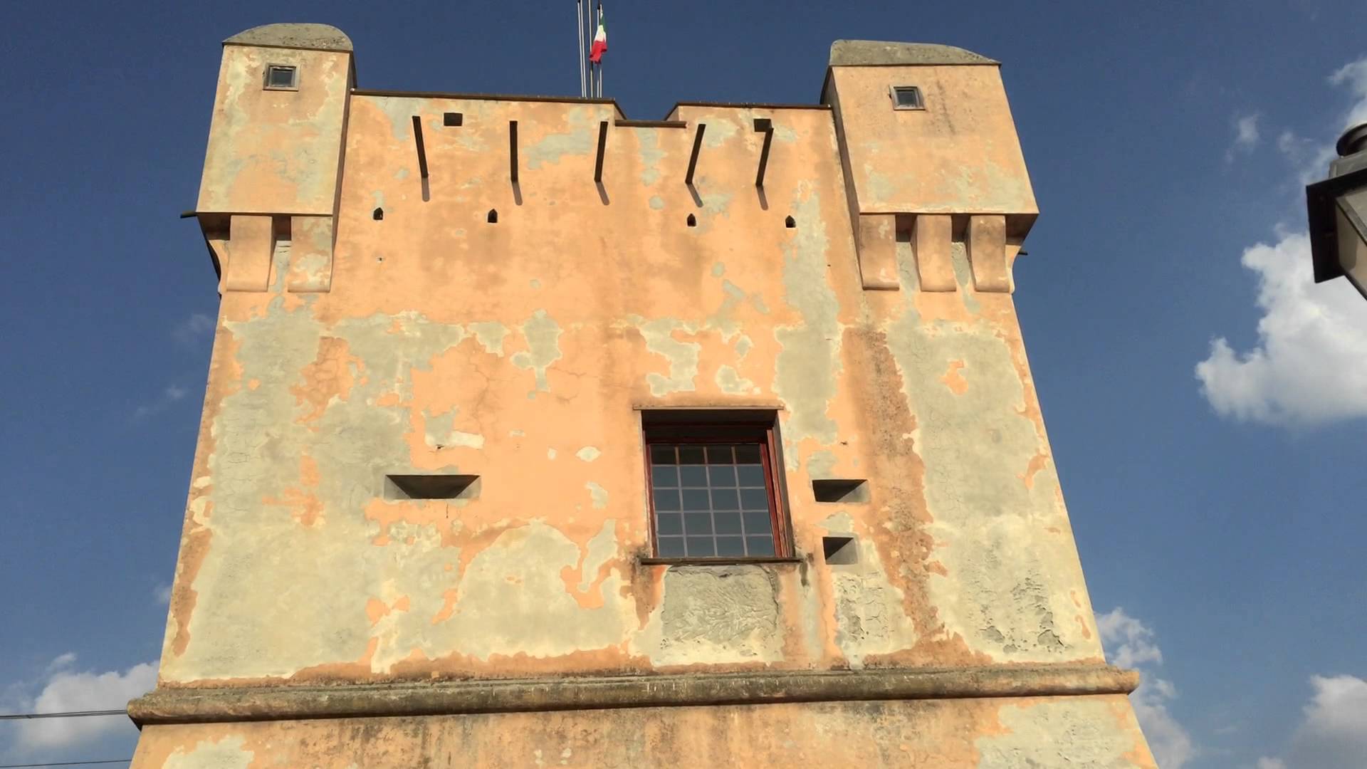 Passeggiata di Nervi, graffiti sulla torre: uomo sorpreso mentre la imbrattava