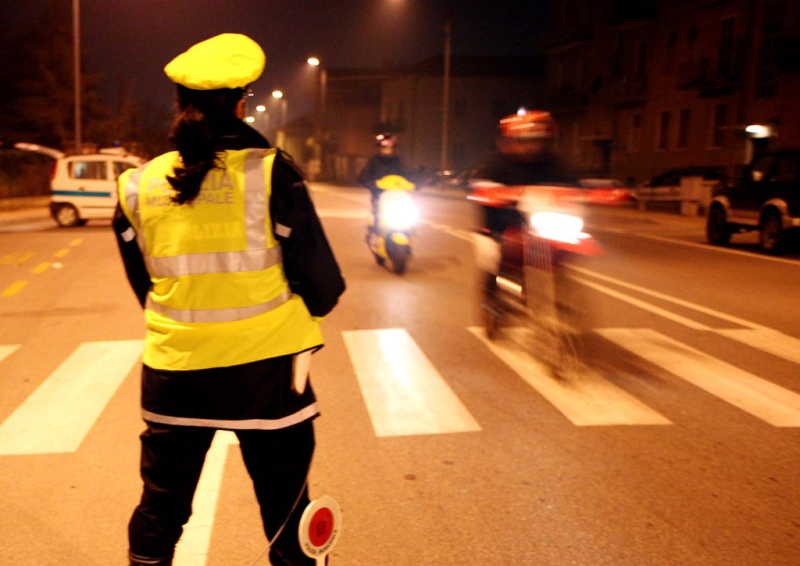 Non si ferma all'alt della Municipale, si schianta e investe un'anziana