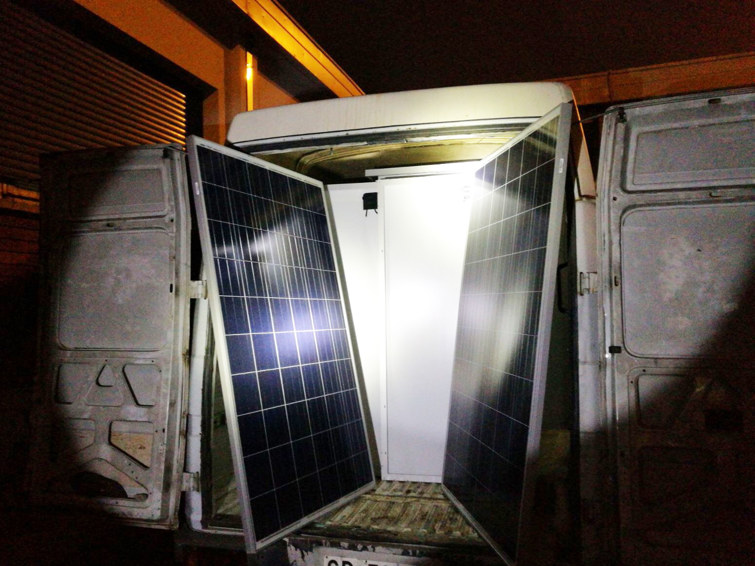 Ruba 144 pannelli fotovoltaici per portarli in Africa 