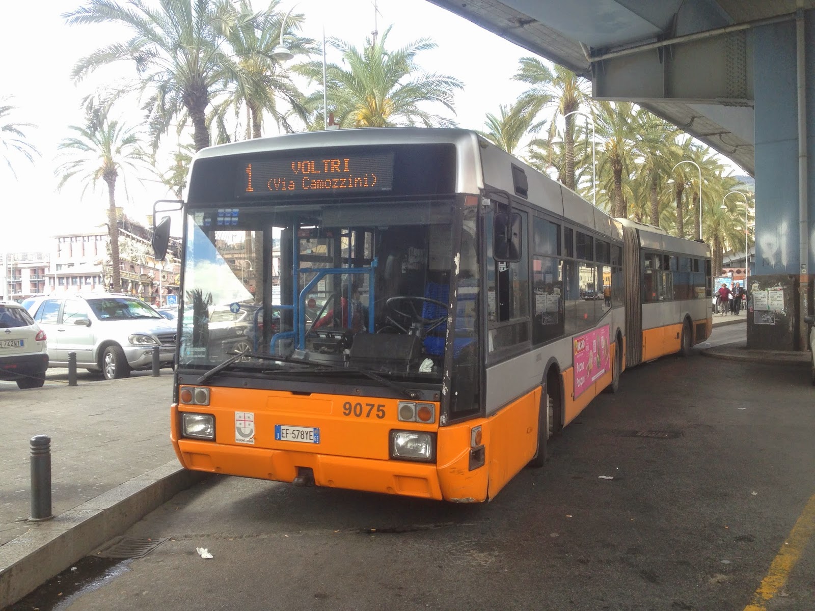 Trascinato da un bus, anziano ferito a Sestri Ponente