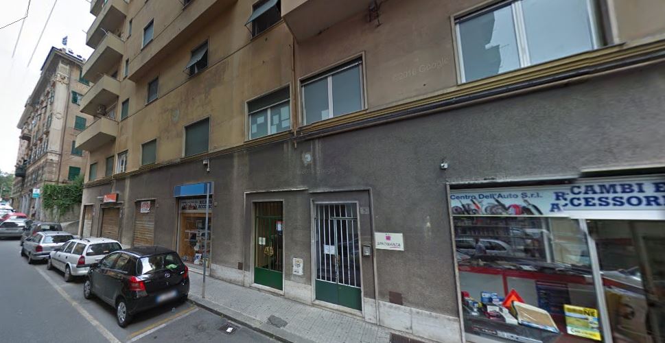 Muore dopo un volo nel cavedio: giallo a Genova Sampierdarena
