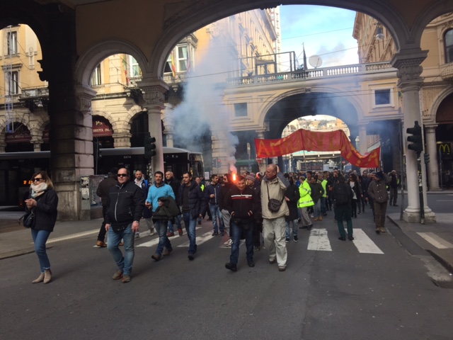 Genova, scioperi e cortei in centro: protestano edili e lavoratori Amiu