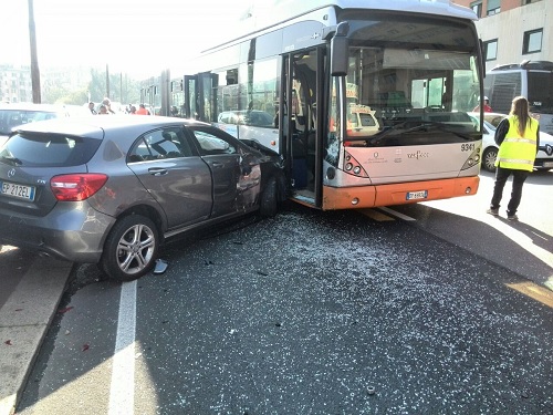 Scontro auto-bus in corso Gastaldi, 7 feriti all'ospedale 