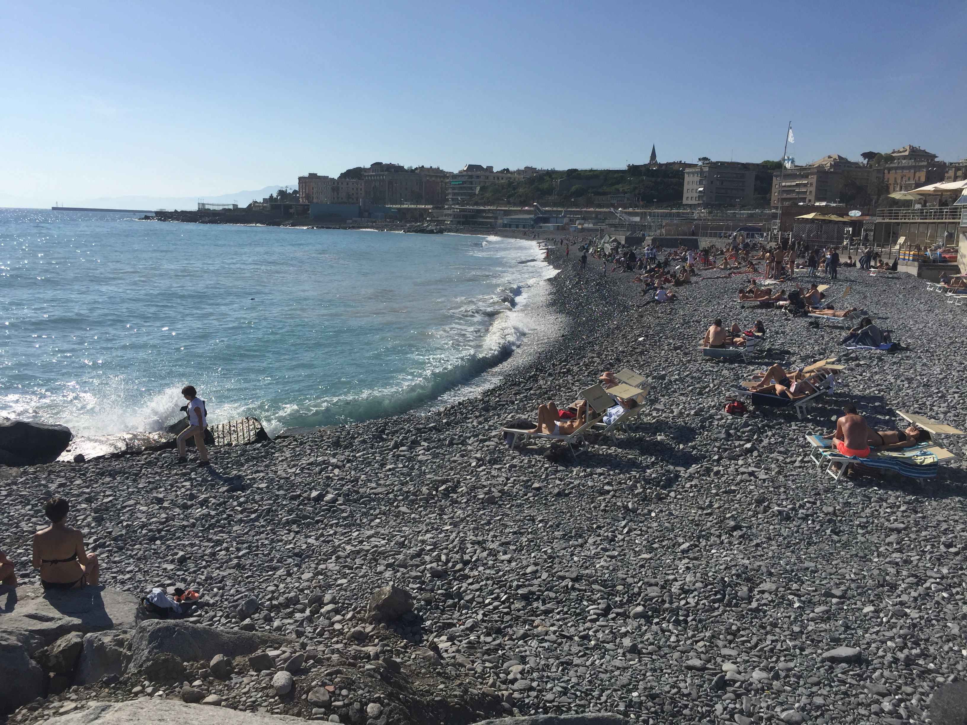 Genova, il mare di Pasqua piace a tutti: prima tintarella da Milano all'Ungheria