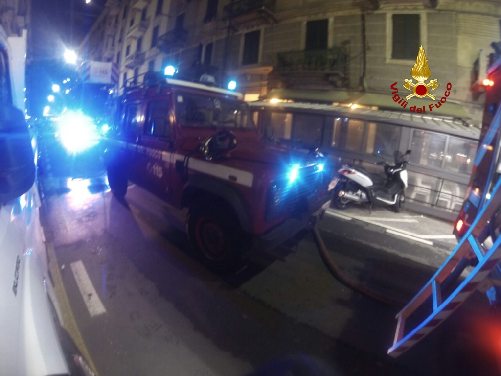 Incendio in appartamento a Savona, fuoco e fiamme in via Guidobono