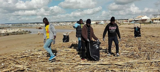A Imperia i migranti-volontari ripuliscono le spiagge in vista dell'estate 