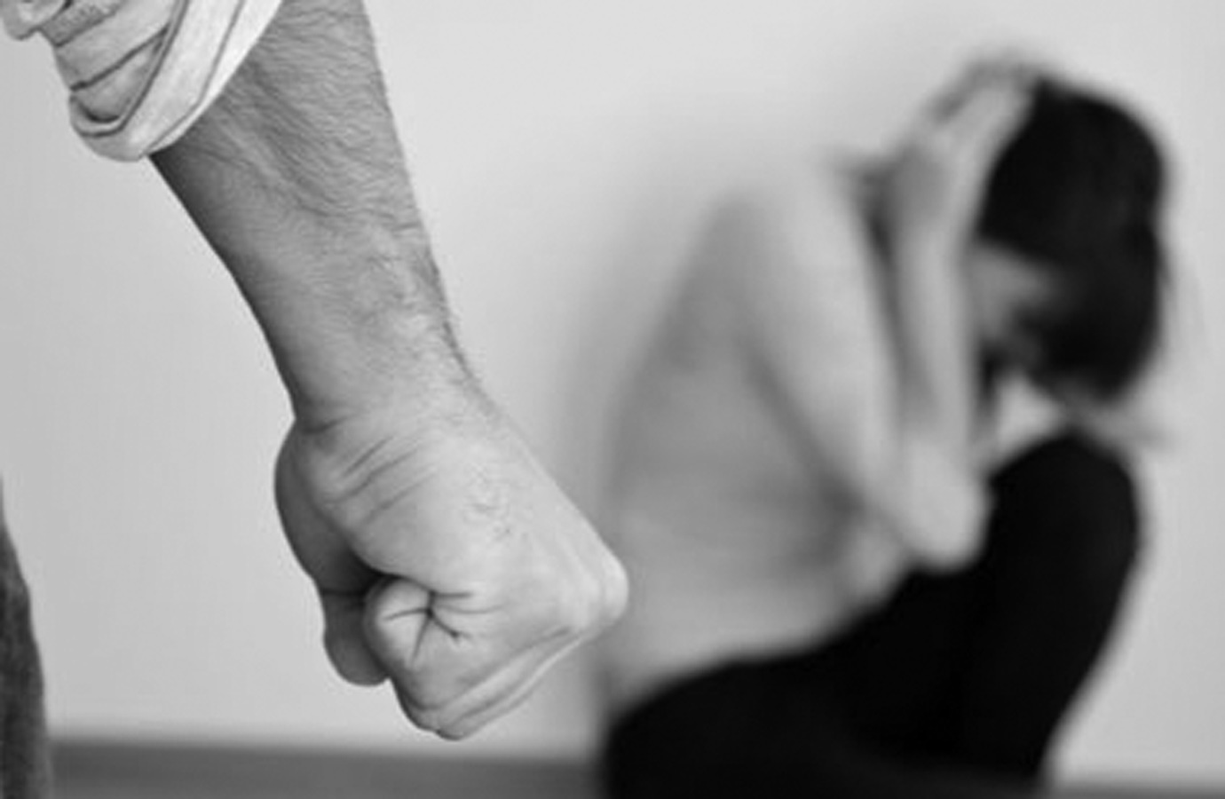 Picchia la moglie davanti ai figli: lo fermano e lo fanno arrestare